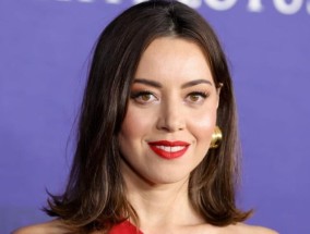 奥布里广场(Aubrey Plaza)引发“同性恋大爆发”《阿加莎:混沌女巫》