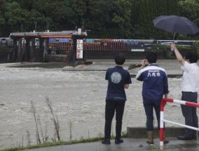 一场缓慢的热带风暴在日本南部引发洪水后，在东京附近倾盆大雨